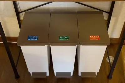 two boxes sitting on top of a table at \u30d3\u30b9\u30bf\u6c60\u4e0a 301 in Tokyo