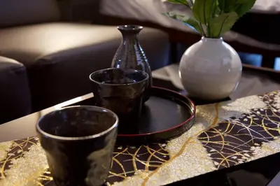 a table with two cups and a vase on it at \u30d3\u30b9\u30bf\u6c60\u4e0a 301 in Tokyo