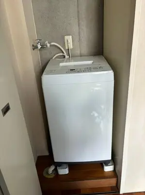 a white washing machine in a corner of a room at \u65b0\u5bbf\u307e\u30671\u99c5 \u521d\u53f0\u99c5\u5f92\u6b699\u5206 \u30b3\u30f3\u30d3\u30cb2\u5206 PokeMon\u3068\u66ae\u3089\u3059\u30c7\u30b6\u30a4\u30ca\u30fc\u30ba\u30eb\u30fc\u30e0 in Tokyo