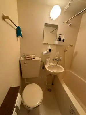 a bathroom with a toilet and a sink at \u65b0\u5bbf\u307e\u30671\u99c5 \u521d\u53f0\u99c5\u5f92\u6b699\u5206 \u30b3\u30f3\u30d3\u30cb2\u5206 PokeMon\u3068\u66ae\u3089\u3059\u30c7\u30b6\u30a4\u30ca\u30fc\u30ba\u30eb\u30fc\u30e0 in Tokyo