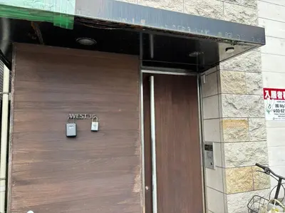 a door to a building with two cell phones on it at \u65b0\u5bbf\u307e\u30671\u99c5 \u521d\u53f0\u99c5\u5f92\u6b699\u5206 \u30b3\u30f3\u30d3\u30cb2\u5206 PokeMon\u3068\u66ae\u3089\u3059\u30c7\u30b6\u30a4\u30ca\u30fc\u30ba\u30eb\u30fc\u30e0 in Tokyo