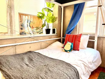 a small bed in a room with a window at \u65b0\u5bbf\u307e\u30671\u99c5 \u521d\u53f0\u99c5\u5f92\u6b699\u5206 \u30b3\u30f3\u30d3\u30cb2\u5206 PokeMon\u3068\u66ae\u3089\u3059\u30c7\u30b6\u30a4\u30ca\u30fc\u30ba\u30eb\u30fc\u30e0 in Tokyo