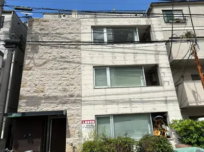 a brick building with windows on the side of it at \u65b0\u5bbf\u307e\u30671\u99c5 \u521d\u53f0\u99c5\u5f92\u6b699\u5206 \u30b3\u30f3\u30d3\u30cb2\u5206 PokeMon\u3068\u66ae\u3089\u3059\u30c7\u30b6\u30a4\u30ca\u30fc\u30ba\u30eb\u30fc\u30e0 in Tokyo
