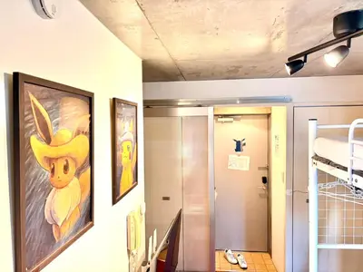 a room with a bed and a painting on the wall at \u65b0\u5bbf\u307e\u30671\u99c5 \u521d\u53f0\u99c5\u5f92\u6b699\u5206 \u30b3\u30f3\u30d3\u30cb2\u5206 PokeMon\u3068\u66ae\u3089\u3059\u30c7\u30b6\u30a4\u30ca\u30fc\u30ba\u30eb\u30fc\u30e0 in Tokyo