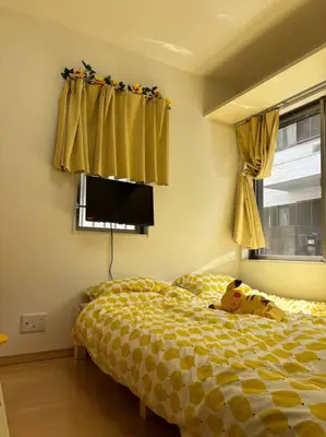 a bedroom with a bed with a yellow comforter at \u65b0\u5bbf\u307e\u30671\u99c5 \u99c5\u5f92\u6b694\u5206 \u5927\u4e45\u4fdd\u30b3\u30ea\u30a2\u30f3\u30bf\u30a6\u30f3\u5f92\u6b691\u5206 Pikachu\u30a4\u30a8\u30ed\u30fc\u30ad\u30e5\u30fc\u30c8\u306a1\u968e\u30eb\u30fc\u30e0 in Tokyo