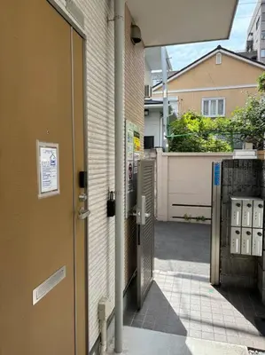 an outside door of a building with a garage at \u65b0\u5bbf\u307e\u30671\u99c5 \u99c5\u5f92\u6b694\u5206 \u5927\u4e45\u4fdd\u30b3\u30ea\u30a2\u30f3\u30bf\u30a6\u30f3\u5f92\u6b691\u5206 Pikachu\u30a4\u30a8\u30ed\u30fc\u30ad\u30e5\u30fc\u30c8\u306a1\u968e\u30eb\u30fc\u30e0 in Tokyo