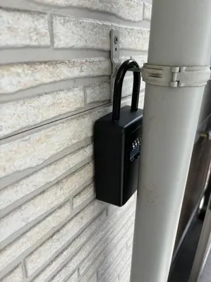 a briefcase is attached to a brick wall at \u65b0\u5bbf\u307e\u30671\u99c5 \u99c5\u5f92\u6b694\u5206 \u5927\u4e45\u4fdd\u30b3\u30ea\u30a2\u30f3\u30bf\u30a6\u30f3\u5f92\u6b691\u5206 Pikachu\u30a4\u30a8\u30ed\u30fc\u30ad\u30e5\u30fc\u30c8\u306a1\u968e\u30eb\u30fc\u30e0 in Tokyo