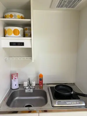 a kitchen counter with a sink and a stove at \u65b0\u5bbf\u307e\u30671\u99c5 \u99c5\u5f92\u6b694\u5206 \u5927\u4e45\u4fdd\u30b3\u30ea\u30a2\u30f3\u30bf\u30a6\u30f3\u5f92\u6b691\u5206 Pikachu\u30a4\u30a8\u30ed\u30fc\u30ad\u30e5\u30fc\u30c8\u306a1\u968e\u30eb\u30fc\u30e0 in Tokyo