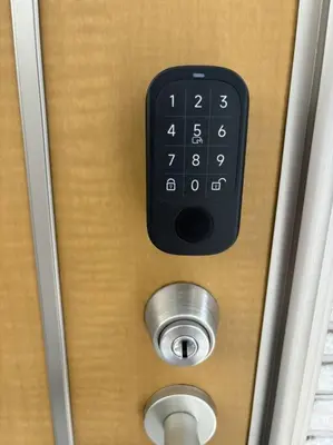 a door with a remote control on a wooden door at \u65b0\u5bbf\u307e\u30671\u99c5 \u99c5\u5f92\u6b694\u5206 \u5927\u4e45\u4fdd\u30b3\u30ea\u30a2\u30f3\u30bf\u30a6\u30f3\u5f92\u6b691\u5206 Pikachu\u30a4\u30a8\u30ed\u30fc\u30ad\u30e5\u30fc\u30c8\u306a1\u968e\u30eb\u30fc\u30e0 in Tokyo