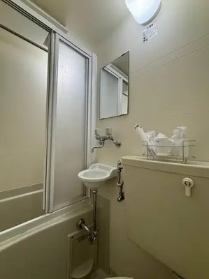 a white bathroom with a sink and a shower at \u65b0\u5bbf\u307e\u30671\u99c5 \u99c5\u5f92\u6b694\u5206 \u5927\u4e45\u4fdd\u30b3\u30ea\u30a2\u30f3\u30bf\u30a6\u30f3\u5f92\u6b691\u5206 Pikachu\u30a4\u30a8\u30ed\u30fc\u30ad\u30e5\u30fc\u30c8\u306a1\u968e\u30eb\u30fc\u30e0 in Tokyo