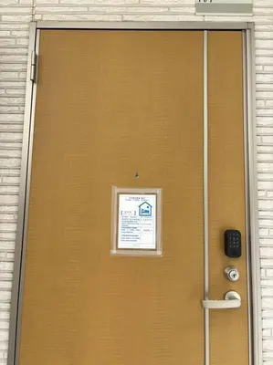 a door to a building with a sign on it at \u65b0\u5bbf\u307e\u30671\u99c5 \u99c5\u5f92\u6b694\u5206 \u5927\u4e45\u4fdd\u30b3\u30ea\u30a2\u30f3\u30bf\u30a6\u30f3\u5f92\u6b691\u5206 Pikachu\u30a4\u30a8\u30ed\u30fc\u30ad\u30e5\u30fc\u30c8\u306a1\u968e\u30eb\u30fc\u30e0 in Tokyo