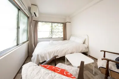 a small bedroom with a bed and a chair at \u5927\u68ee\u30db\u30c6\u30eb \u30d3\u30c3\u30b0\u30d5\u30a9\u30ec\u30b9\u30c8 in Tokyo
