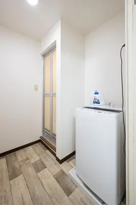 an empty room with a refrigerator and a window at \u5927\u68ee\u30db\u30c6\u30eb \u30d3\u30c3\u30b0\u30d5\u30a9\u30ec\u30b9\u30c8 in Tokyo
