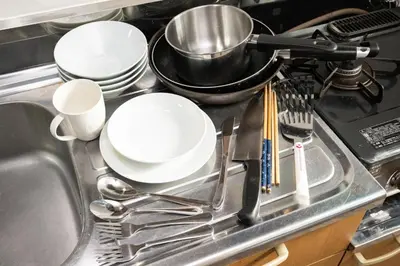 a kitchen sink with plates and utensils on it at \u5927\u68ee\u30db\u30c6\u30eb \u30d3\u30c3\u30b0\u30d5\u30a9\u30ec\u30b9\u30c8 in Tokyo