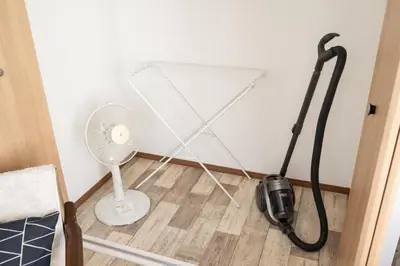 a room with a vacuum and a fan on the floor at \u5927\u68ee\u30db\u30c6\u30eb \u30d3\u30c3\u30b0\u30d5\u30a9\u30ec\u30b9\u30c8 in Tokyo