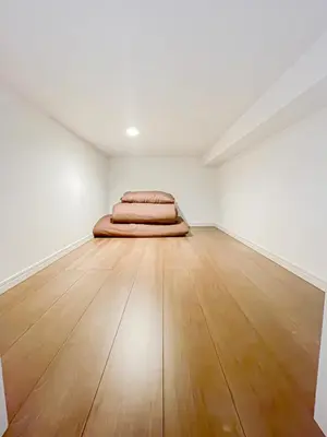 a bed in a room with a wooden floor at \u5bbf\u6816\u6e0b\u8c37 in Tokyo