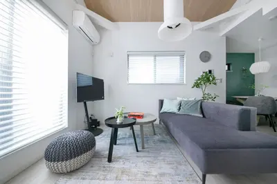 a living room with a couch and a table at \u3077\u3075\u304b\u6771\u5411\u5cf62 in Tokyo