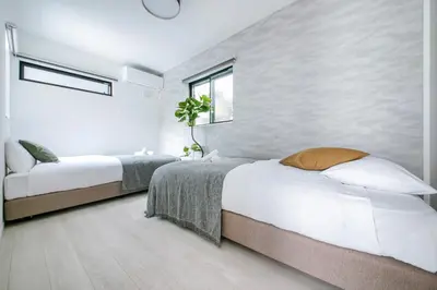 a bedroom with two beds and a window at \u3077\u3075\u304b\u6771\u5411\u5cf62 in Tokyo
