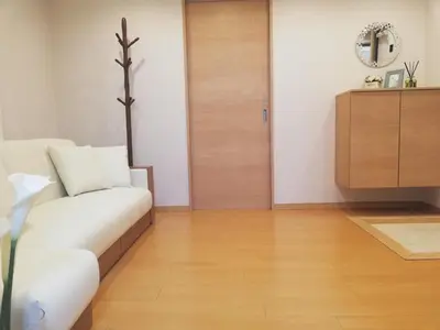 a living room with a white couch and a wooden floor at 3F\u6c60\u888b\u6700\u4e2d\u5fc3 \u4e24\u5ba4\u4e00\u5385 \u6c60\u888b\u7ad910\u5206 2 rooms Ikebukuro center 10 mins to ST Max 7P \u76f4\u8fbe\u65b0\u5bbf \u6d89\u8c37 \u8868\u53c2\u9053 \u6c60\u888b \u4e0a\u91ce \u4ee3\u4ee3\u6728 \u94f6\u5ea7 \u539f\u5bbf in Tokyo