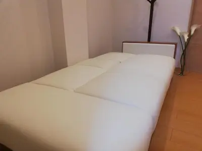 a white bed in a corner of a room at 3F\u6c60\u888b\u6700\u4e2d\u5fc3 \u4e24\u5ba4\u4e00\u5385 \u6c60\u888b\u7ad910\u5206 2 rooms Ikebukuro center 10 mins to ST Max 7P \u76f4\u8fbe\u65b0\u5bbf \u6d89\u8c37 \u8868\u53c2\u9053 \u6c60\u888b \u4e0a\u91ce \u4ee3\u4ee3\u6728 \u94f6\u5ea7 \u539f\u5bbf in Tokyo