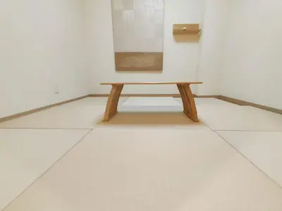 a wooden bench in a white room with a painting at 41\u6c60\u888b\u6700\u4e2d\u5fc3 \u4e24\u5ba4\u4e00\u5385 \u6c60\u888b\u7ad910\u5206 2 rooms Ikebukuro center 10 mins to ST Max 5P \u76f4\u8fbe\u65b0\u5bbf \u6d89\u8c37 \u8868\u53c2\u9053 \u6c60\u888b \u4e0a\u91ce \u4ee3\u4ee3\u6728 \u94f6\u5ea7 \u539f\u5bbf in Tokyo
