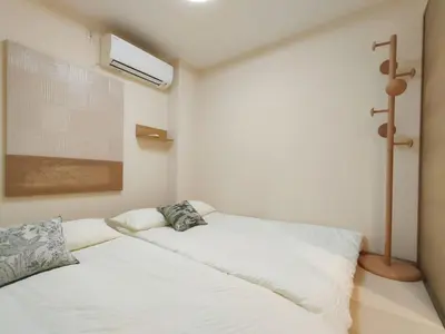 a white room with a bed and a fan at 41\u6c60\u888b\u6700\u4e2d\u5fc3 \u4e24\u5ba4\u4e00\u5385 \u6c60\u888b\u7ad910\u5206 2 rooms Ikebukuro center 10 mins to ST Max 5P \u76f4\u8fbe\u65b0\u5bbf \u6d89\u8c37 \u8868\u53c2\u9053 \u6c60\u888b \u4e0a\u91ce \u4ee3\u4ee3\u6728 \u94f6\u5ea7 \u539f\u5bbf in Tokyo