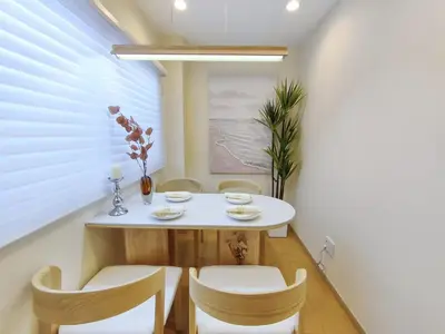 a small dining room with a white table and chairs at 41\u6c60\u888b\u6700\u4e2d\u5fc3 \u4e24\u5ba4\u4e00\u5385 \u6c60\u888b\u7ad910\u5206 2 rooms Ikebukuro center 10 mins to ST Max 5P \u76f4\u8fbe\u65b0\u5bbf \u6d89\u8c37 \u8868\u53c2\u9053 \u6c60\u888b \u4e0a\u91ce \u4ee3\u4ee3\u6728 \u94f6\u5ea7 \u539f\u5bbf in Tokyo