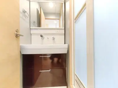 a bathroom with a white sink and a mirror at 41\u6c60\u888b\u6700\u4e2d\u5fc3 \u4e24\u5ba4\u4e00\u5385 \u6c60\u888b\u7ad910\u5206 2 rooms Ikebukuro center 10 mins to ST Max 5P \u76f4\u8fbe\u65b0\u5bbf \u6d89\u8c37 \u8868\u53c2\u9053 \u6c60\u888b \u4e0a\u91ce \u4ee3\u4ee3\u6728 \u94f6\u5ea7 \u539f\u5bbf in Tokyo