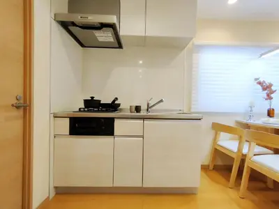 a white kitchen with a sink and a stove at 41\u6c60\u888b\u6700\u4e2d\u5fc3 \u4e24\u5ba4\u4e00\u5385 \u6c60\u888b\u7ad910\u5206 2 rooms Ikebukuro center 10 mins to ST Max 5P \u76f4\u8fbe\u65b0\u5bbf \u6d89\u8c37 \u8868\u53c2\u9053 \u6c60\u888b \u4e0a\u91ce \u4ee3\u4ee3\u6728 \u94f6\u5ea7 \u539f\u5bbf in Tokyo