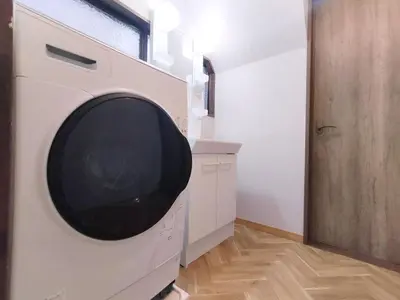 a washing machine sitting on a box in a room at 41\u6c60\u888b\u6700\u4e2d\u5fc3 \u4e24\u5ba4\u4e00\u5385 \u6c60\u888b\u7ad910\u5206 2 rooms Ikebukuro center 10 mins to ST Max 5P \u76f4\u8fbe\u65b0\u5bbf \u6d89\u8c37 \u8868\u53c2\u9053 \u6c60\u888b \u4e0a\u91ce \u4ee3\u4ee3\u6728 \u94f6\u5ea7 \u539f\u5bbf in Tokyo