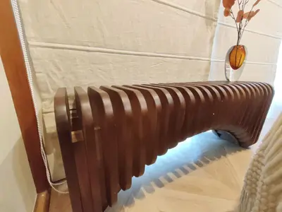 a wooden radiator with a vase on a wall at 65 \u4e24\u5ba4\u4e00\u5385 \u99d2\u8fbc\u7ad94\u5206 \u8fd1\u5546\u4e1a\u8857 2 rooms 4 mins to ST Max 7P \u76f4\u8fbe\u65b0\u5bbf \u6d89\u8c37 \u8868\u53c2\u9053 \u6c60\u888b \u4e0a\u91ce \u4ee3\u4ee3\u6728 \u94f6\u5ea7 \u539f\u5bbf in Tokyo
