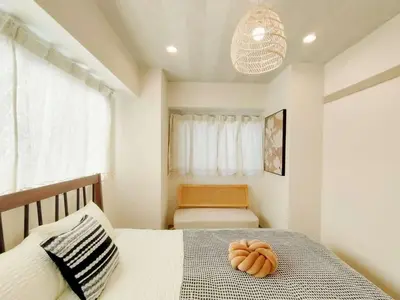 a bedroom with a bed with a pumpkin on it at 65 \u4e24\u5ba4\u4e00\u5385 \u99d2\u8fbc\u7ad94\u5206 \u8fd1\u5546\u4e1a\u8857 2 rooms 4 mins to ST Max 7P \u76f4\u8fbe\u65b0\u5bbf \u6d89\u8c37 \u8868\u53c2\u9053 \u6c60\u888b \u4e0a\u91ce \u4ee3\u4ee3\u6728 \u94f6\u5ea7 \u539f\u5bbf in Tokyo