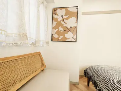 a bedroom with a bed and a window at 65 \u4e24\u5ba4\u4e00\u5385 \u99d2\u8fbc\u7ad94\u5206 \u8fd1\u5546\u4e1a\u8857 2 rooms 4 mins to ST Max 7P \u76f4\u8fbe\u65b0\u5bbf \u6d89\u8c37 \u8868\u53c2\u9053 \u6c60\u888b \u4e0a\u91ce \u4ee3\u4ee3\u6728 \u94f6\u5ea7 \u539f\u5bbf in Tokyo