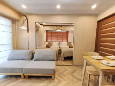 a living room with a couch and a bedroom at 65 \u4e24\u5ba4\u4e00\u5385 \u99d2\u8fbc\u7ad94\u5206 \u8fd1\u5546\u4e1a\u8857 2 rooms 4 mins to ST Max 7P \u76f4\u8fbe\u65b0\u5bbf \u6d89\u8c37 \u8868\u53c2\u9053 \u6c60\u888b \u4e0a\u91ce \u4ee3\u4ee3\u6728 \u94f6\u5ea7 \u539f\u5bbf in Tokyo