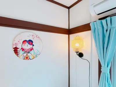 a room with a plate on the wall and a lamp at Ikebukuro area, two layer house, double subway,3 min walk to stn, \u53cc\u5730\u94c1\u8f66\u7ad9\u6b65\u884c3\u5206 \u76f4\u8fbe\u65b0\u5bbf \u6da9\u8c37 \u94f6\u5ea7 \u6c60\u888b \u7687\u5c45 \u6700\u59276\u4eba in Tokyo