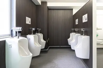 a row of urinals in a public bathroom at Dormitory Kinshu - \u30c9\u30df\u30c8\u30ea\u30fc\u9326\u7e4d in Tokyo