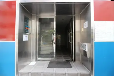an entrance to a building with a revolving door at Dormitory Kinshu - \u30c9\u30df\u30c8\u30ea\u30fc\u9326\u7e4d in Tokyo