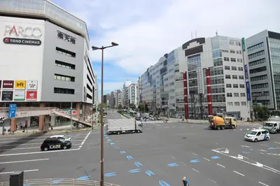 a busy city street with cars and buildings at Dormitory Kinshu - \u30c9\u30df\u30c8\u30ea\u30fc\u9326\u7e4d in Tokyo