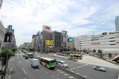 a busy city street with cars and buses at Dormitory Kinshu - \u30c9\u30df\u30c8\u30ea\u30fc\u9326\u7e4d in Tokyo