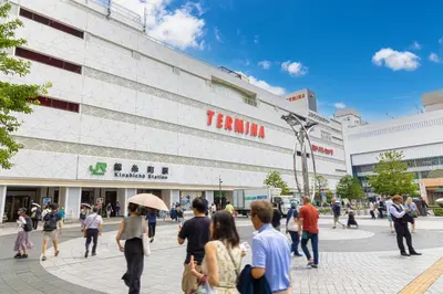 a group of people walking in front of a building at Dormitory Kinshu - \u30c9\u30df\u30c8\u30ea\u30fc\u9326\u7e4d in Tokyo