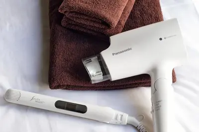 a white electric toothbrush sitting next to some towels at \u548c\u6c23\u4f1a\u3005\u91ce\u65b9 Wakiaiai Nogata in Tokyo