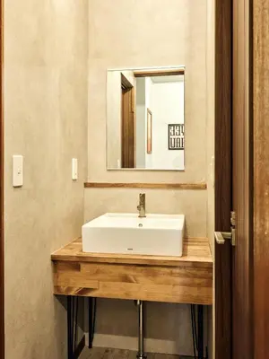 a bathroom with a white sink and a mirror at \u548c\u6c23\u4f1a\u3005\u91ce\u65b9 Wakiaiai Nogata in Tokyo