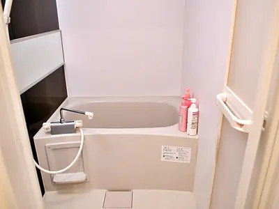 a small bathroom with a toilet and a bath tub at Mamada Building - Vacation STAY 16945 in Tokyo