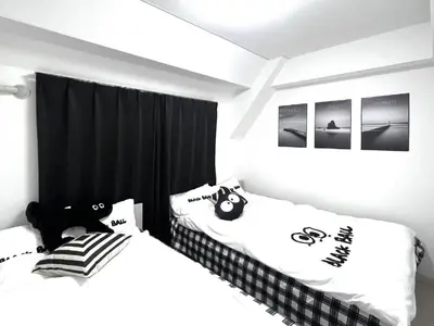 two beds in a room with black and white at Ikebukuro Sugamo \u99c5\u8fd1 C02 in Tokyo