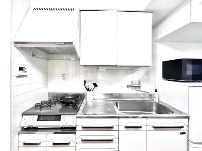 a white kitchen with a sink and a stove at Ikebukuro Sugamo \u99c5\u8fd1 C02 in Tokyo