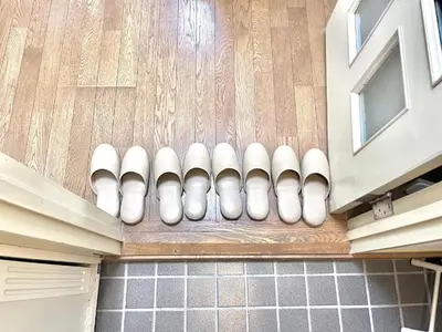 a row of white objects on the floor of a kitchen at Ikebukuro Sugamo \u99c5\u8fd1 C02 in Tokyo