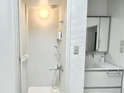 a bathroom with a shower and a sink at \u6c60\u888b2\u5206\u6700\u592712\u4eba\u53ef in Tokyo