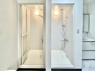 two images of a bathroom with a shower at \u6c60\u888b2\u5206\u6700\u592712\u4eba\u53ef in Tokyo