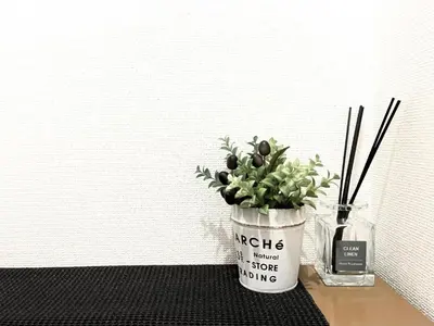 a vase with a plant and a bottle on a table at \u6c60\u888b\u96fb\u8eca2\u5206 2Rooms in Tokyo