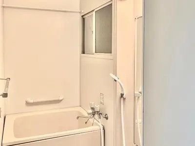 a bathroom with a tub and a window at \u6c60\u888b\u96fb\u8eca2\u5206 2Rooms in Tokyo